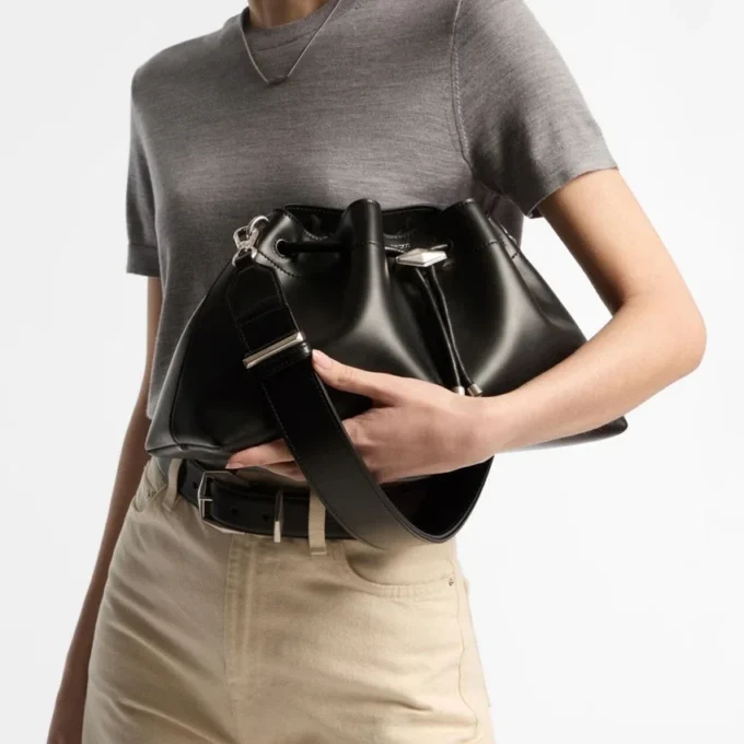 Borsa a tracolla Cinch Medium in pelle nera Borsa a tracolla Cinch Medium in pelle nera