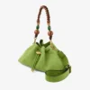 Borsa a tracolla Cinch Medium in pelle scamosciata color trifoglio con tracolla intrecciata e perline Borsa a tracolla Cinch Medium in pelle scamosciata color trifoglio con tracolla intrecciata e perline