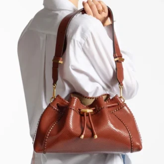 Borsa a tracolla Cinch Medium in pelle stampata Elaphe color cognac con cuciture a punto frusta in pelle Biker