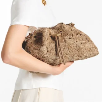 Borsa a tracolla Cinch Medium in rafia intrecciata con motivo floreale naturale