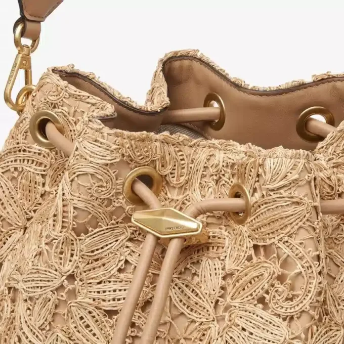 Borsa a tracolla Cinch Medium in rafia intrecciata con motivo floreale naturale Borsa a tracolla Cinch Medium in rafia intrecciata con motivo floreale naturale