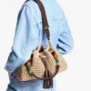 Borsa a tracolla Cinch Medium in rafia lavorata all’uncinetto nei colori naturale e cioccolato con tracolla intrecciata