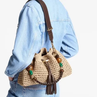 Borsa a tracolla Cinch Medium in rafia lavorata all’uncinetto nei colori naturale e cioccolato con tracolla intrecciata