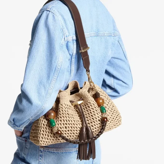 Borsa a tracolla Cinch Medium in rafia lavorata all’uncinetto nei colori naturale e cioccolato con tracolla intrecciata