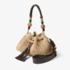 Borsa a tracolla Cinch Medium in rafia lavorata all’uncinetto nei colori naturale e cioccolato con tracolla intrecciata