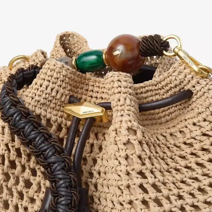 Borsa a tracolla Cinch Medium in rafia lavorata all’uncinetto nei colori naturale e cioccolato con tracolla intrecciata
