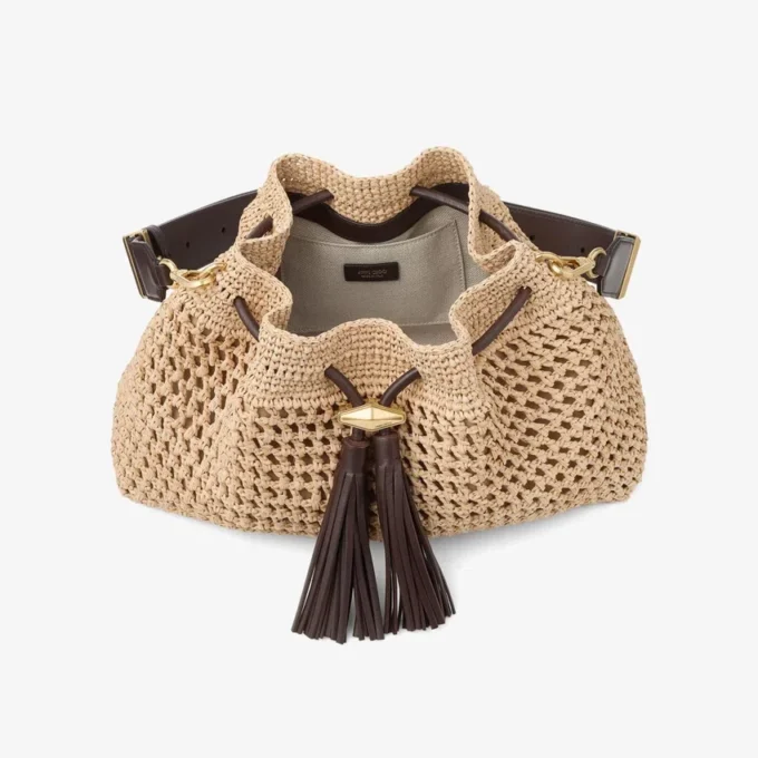 Borsa a tracolla Cinch Medium in rafia lavorata all’uncinetto nei colori naturale e cioccolato con tracolla intrecciata