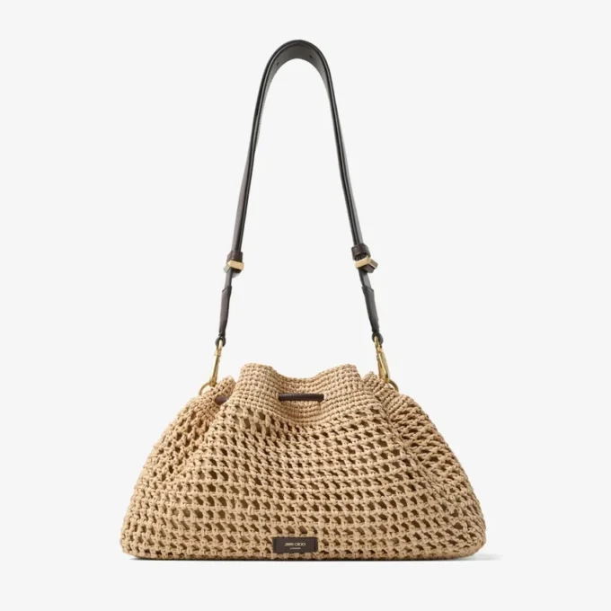 Borsa a tracolla Cinch Medium in rafia lavorata all’uncinetto nei colori naturale e cioccolato con tracolla intrecciata