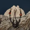Borsa a tracolla Cinch Medium in rafia lavorata all’uncinetto nei colori naturale e cioccolato con tracolla intrecciata