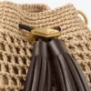 Borsa a tracolla Cinch Small in rafia lavorata all’uncinetto nei colori naturale e cioccolato con tracolla intrecciata