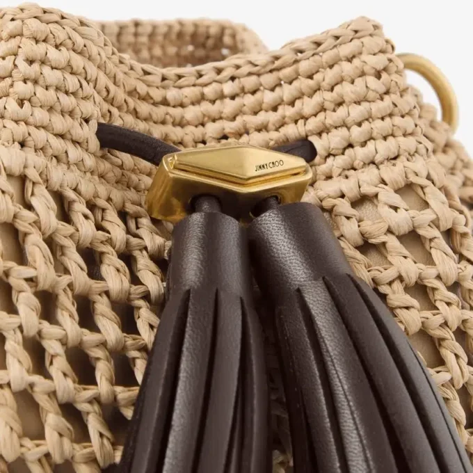 Borsa a tracolla Cinch Small in rafia lavorata all’uncinetto nei colori naturale e cioccolato con tracolla intrecciata