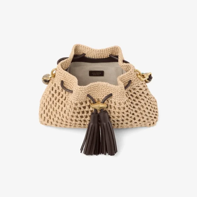 Borsa a tracolla Cinch Small in rafia lavorata all’uncinetto nei colori naturale e cioccolato con tracolla intrecciata
