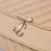 Borsa a tracolla Curve Cross Body Medium in pelle Biker trapuntata color Chai Borsa a tracolla Curve Cross Body Medium in pelle Biker trapuntata color Chai