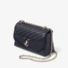 Borsa a tracolla Curve piccola in pelle Biker trapuntata color blu marino Borsa a tracolla Curve piccola in pelle Biker trapuntata color blu marino
