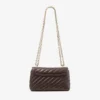 Borsa a tracolla Curve piccola in pelle Biker trapuntata color cioccolato Borsa a tracolla Curve piccola in pelle Biker trapuntata color cioccolato