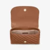 Borsa a tracolla Curve piccola in pelle Biker trapuntata color cuoio Borsa a tracolla Curve piccola in pelle Biker trapuntata color cuoio