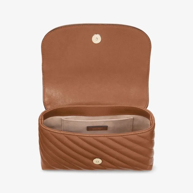 Borsa a tracolla Curve piccola in pelle Biker trapuntata color cuoio Borsa a tracolla Curve piccola in pelle Biker trapuntata color cuoio