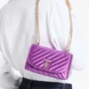 Borsa a tracolla Curve piccola in raso trapuntato viola orchidea con barra Jc in cristallo Borsa a tracolla Curve piccola in raso trapuntato viola orchidea con barra Jc in cristallo