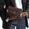 Borsa a tracolla in pelle Biker trapuntata color cioccolato con manico superiore curvo e decorazioni in perla Borsa a tracolla in pelle Biker trapuntata color cioccolato con manico superiore curvo e decorazioni in perla