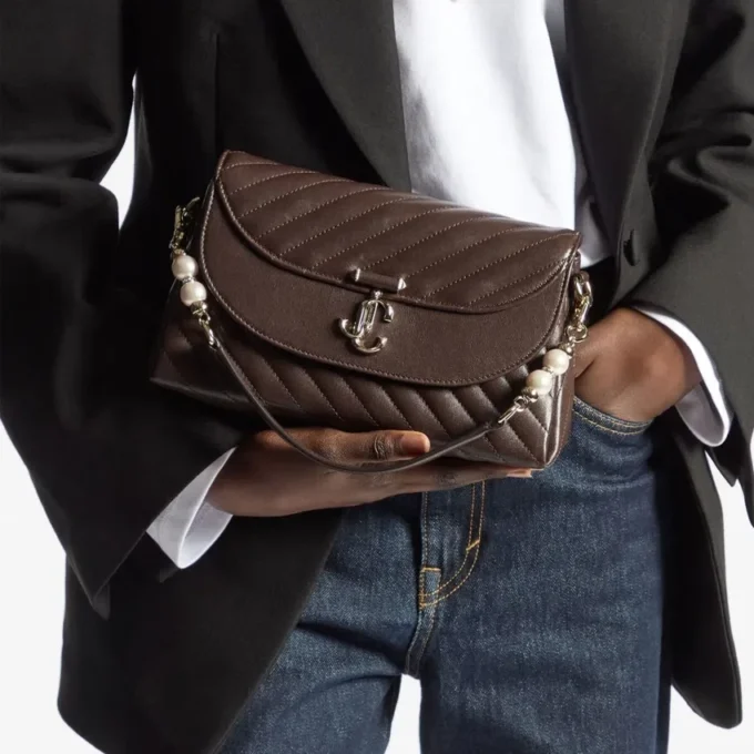 Borsa a tracolla in pelle Biker trapuntata color cioccolato con manico superiore curvo e decorazioni in perla Borsa a tracolla in pelle Biker trapuntata color cioccolato con manico superiore curvo e decorazioni in perla