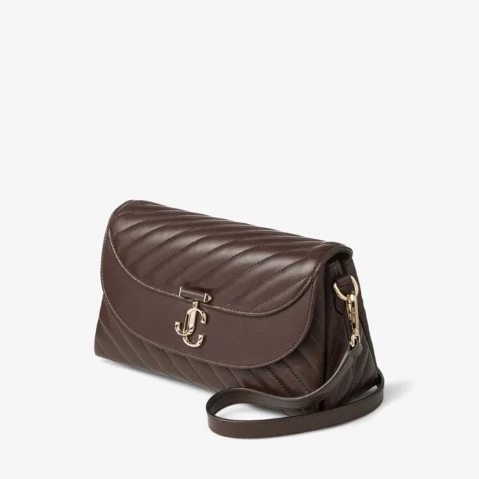 Borsa a tracolla in pelle Biker trapuntata color cioccolato con manico superiore curvo e decorazioni in perla Borsa a tracolla in pelle Biker trapuntata color cioccolato con manico superiore curvo e decorazioni in perla