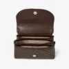 Borsa a tracolla in pelle Biker trapuntata color cioccolato con manico superiore curvo e decorazioni in perla Borsa a tracolla in pelle Biker trapuntata color cioccolato con manico superiore curvo e decorazioni in perla
