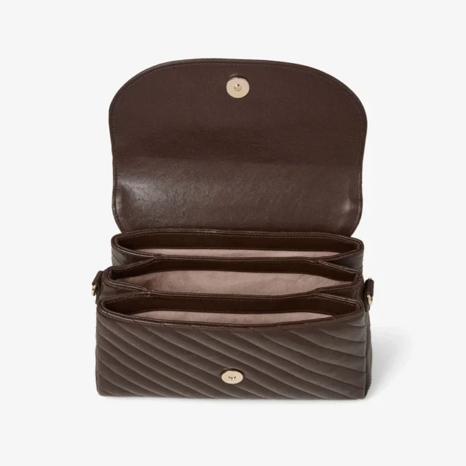 Borsa a tracolla in pelle Biker trapuntata color cioccolato con manico superiore curvo e decorazioni in perla Borsa a tracolla in pelle Biker trapuntata color cioccolato con manico superiore curvo e decorazioni in perla