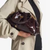 Borsa a tracolla media Cinch in pelle goffrata effetto coccodrillo Sambuco Borsa a tracolla media Cinch in pelle goffrata effetto coccodrillo Sambuco