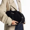Borsa a tracolla media in maglia di lana nera Cinch Borsa a tracolla media in maglia di lana nera Cinch