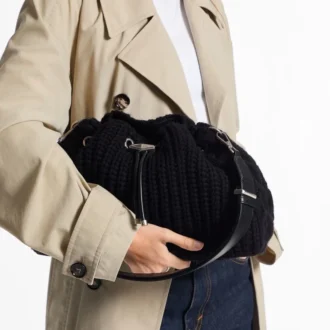 Borsa a tracolla media in maglia di lana nera Cinch