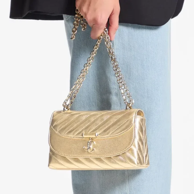 Borsa a tracolla piccola Curve in pelle nappa metallizzata trapuntata dorata Borsa a tracolla piccola Curve in pelle nappa metallizzata trapuntata dorata