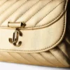 Borsa a tracolla piccola Curve in pelle nappa metallizzata trapuntata dorata Borsa a tracolla piccola Curve in pelle nappa metallizzata trapuntata dorata