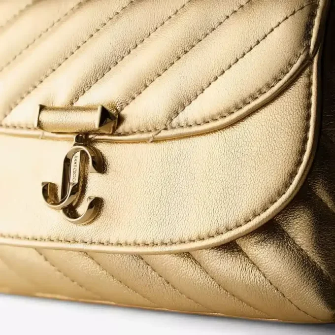 Borsa a tracolla piccola Curve in pelle nappa metallizzata trapuntata dorata Borsa a tracolla piccola Curve in pelle nappa metallizzata trapuntata dorata