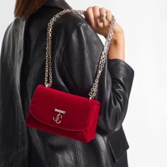 Borsa a tracolla piccola Curve in velluto trapuntato rosso rubino con barra JC in cristallo