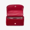 Borsa a tracolla piccola Curve in velluto trapuntato rosso rubino con barra JC in cristallo Borsa a tracolla piccola Curve in velluto trapuntato rosso rubino con barra JC in cristallo