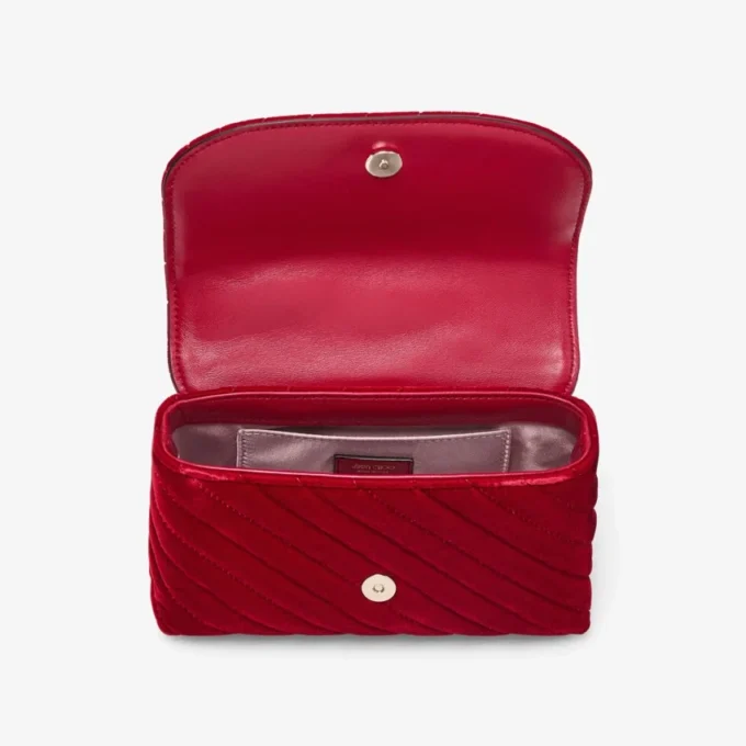 Borsa a tracolla piccola Curve in velluto trapuntato rosso rubino con barra JC in cristallo Borsa a tracolla piccola Curve in velluto trapuntato rosso rubino con barra JC in cristallo
