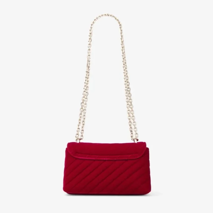 Borsa a tracolla piccola Curve in velluto trapuntato rosso rubino con barra JC in cristallo Borsa a tracolla piccola Curve in velluto trapuntato rosso rubino con barra JC in cristallo