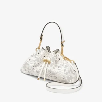 Borsa a tracolla piccola in pelle traforata color latte Borsa a tracolla piccola in pelle traforata color latte