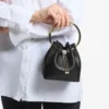 Borsa Bon Bon in pelle nera stile Biker con chiusura a perla Borsa Bon Bon in pelle nera stile Biker con chiusura a perla