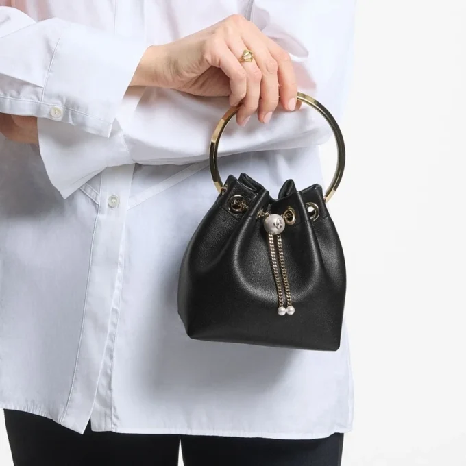 Borsa Bon Bon in pelle nera stile Biker con chiusura a perla Borsa Bon Bon in pelle nera stile Biker con chiusura a perla