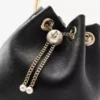 Borsa Bon Bon in pelle nera stile Biker con chiusura a perla Borsa Bon Bon in pelle nera stile Biker con chiusura a perla