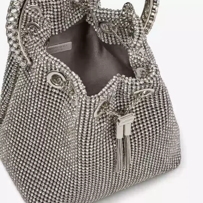 Borsa Bon Bon in raso argentato con rete di cristalli e manico in cristallo Borsa Bon Bon in raso argentato con rete di cristalli e manico in cristallo
