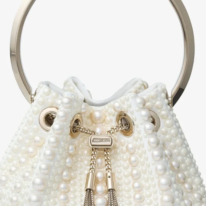 Borsa Bon Bon in raso avorio con perle su tutta la superficie Borsa Bon Bon in raso avorio con perle su tutta la superficie