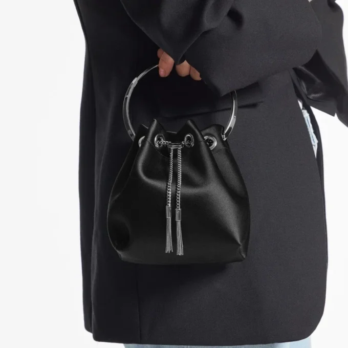 Borsa Bon Bon in raso nero con manico in metallo Borsa Bon Bon in raso nero con manico in metallo