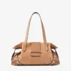 Borsa da viaggio Bar Holdall media in pelle scamosciata color caramello con rifiniture in pelle Biker e borchie in madreperla