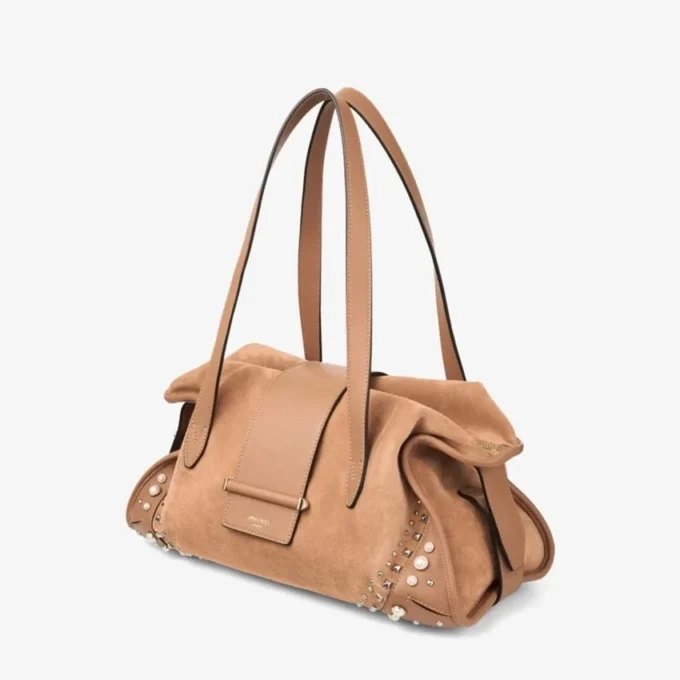 Borsa da viaggio Bar Holdall media in pelle scamosciata color caramello con rifiniture in pelle Biker e borchie in madreperla