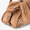Borsa da viaggio Bar Holdall media in pelle scamosciata color caramello con rifiniture in pelle Biker e borchie in madreperla