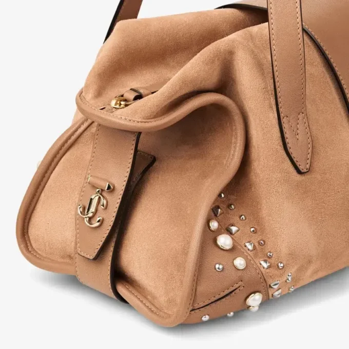 Borsa da viaggio Bar Holdall media in pelle scamosciata color caramello con rifiniture in pelle Biker e borchie in madreperla