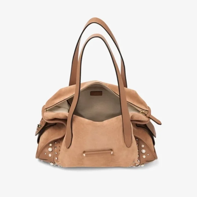 Borsa da viaggio Bar Holdall media in pelle scamosciata color caramello con rifiniture in pelle Biker e borchie in madreperla