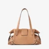 Borsa da viaggio Bar Holdall media in pelle scamosciata color caramello con rifiniture in pelle Biker e borchie in madreperla